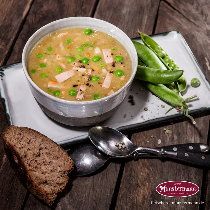 Erbsensuppe mit Brot und Bohnen