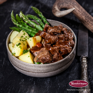 Gulasch vom Hirsch mit Kartoffeln