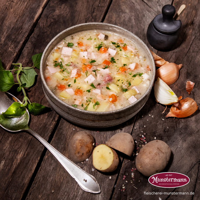 Suppe mit Kartoffeln und Zwiebeln dekoriert