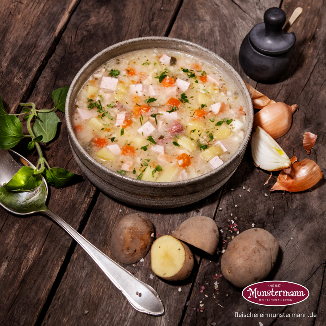 Suppe mit Kartoffeln und Zwiebeln dekoriert