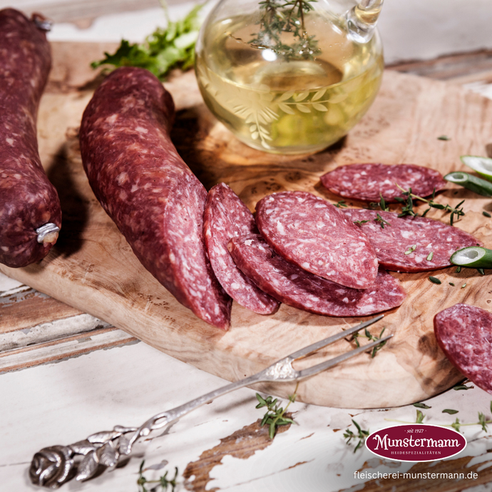 aufgeschnittene Salami auf einem Holzbrett