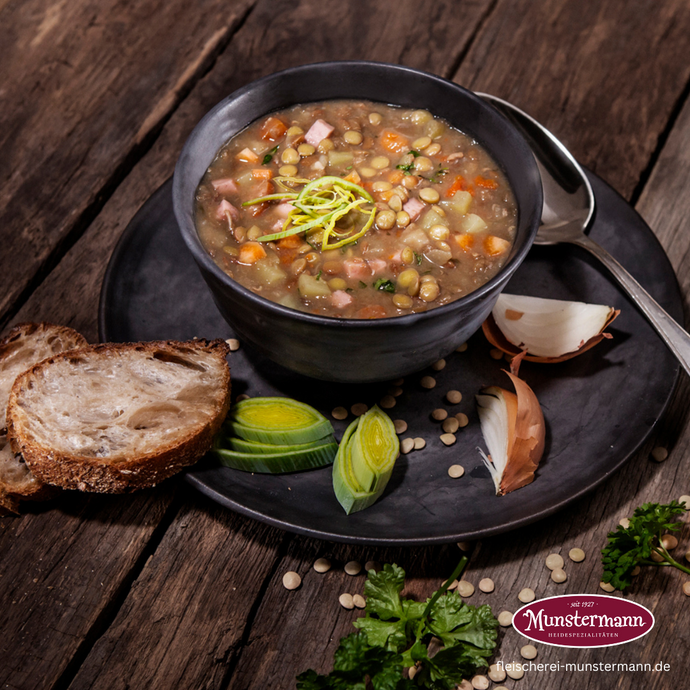 Suppe in einer Schüssel mit Brot
