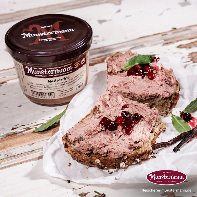 Wildaufstrich mit Preiselbeeren auf einem Brot